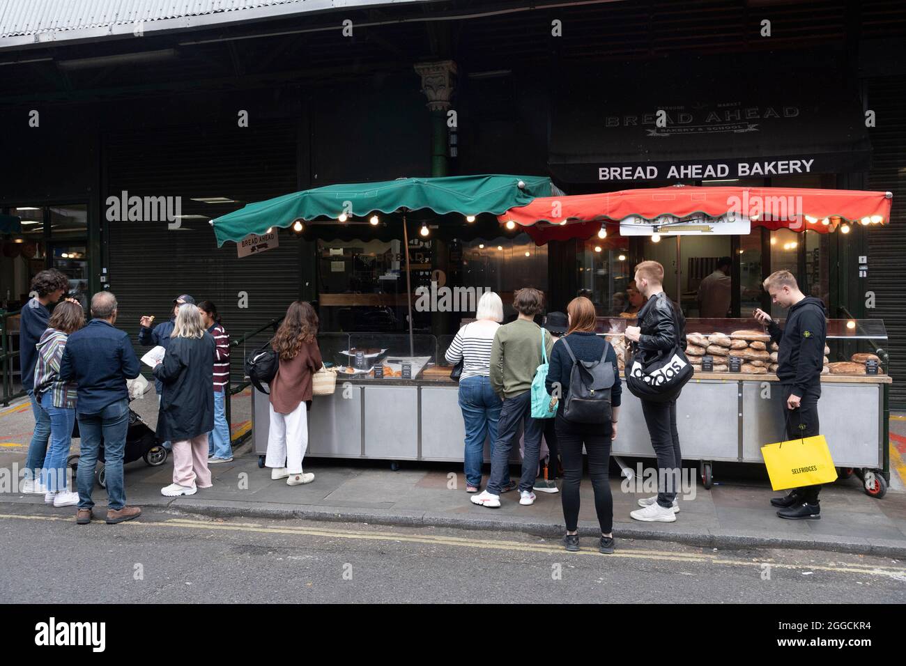 London, Großbritannien. August 2021. Leute stehen an einem Imbissstand in London, Großbritannien, am 30. August 2021 an. Weitere 26,476 Menschen in Großbritannien haben COVID-19 positiv getestet, was die Gesamtzahl der Coronavirus-Fälle im Land auf 6,757,650 bringt, laut offiziellen Zahlen, die am Montag veröffentlicht wurden. Quelle: Ray Tang/Xinhua/Alamy Live News Stockfoto