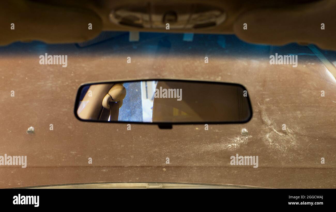 Ein Rückspiegel in einem Fahrzeug Stockfoto