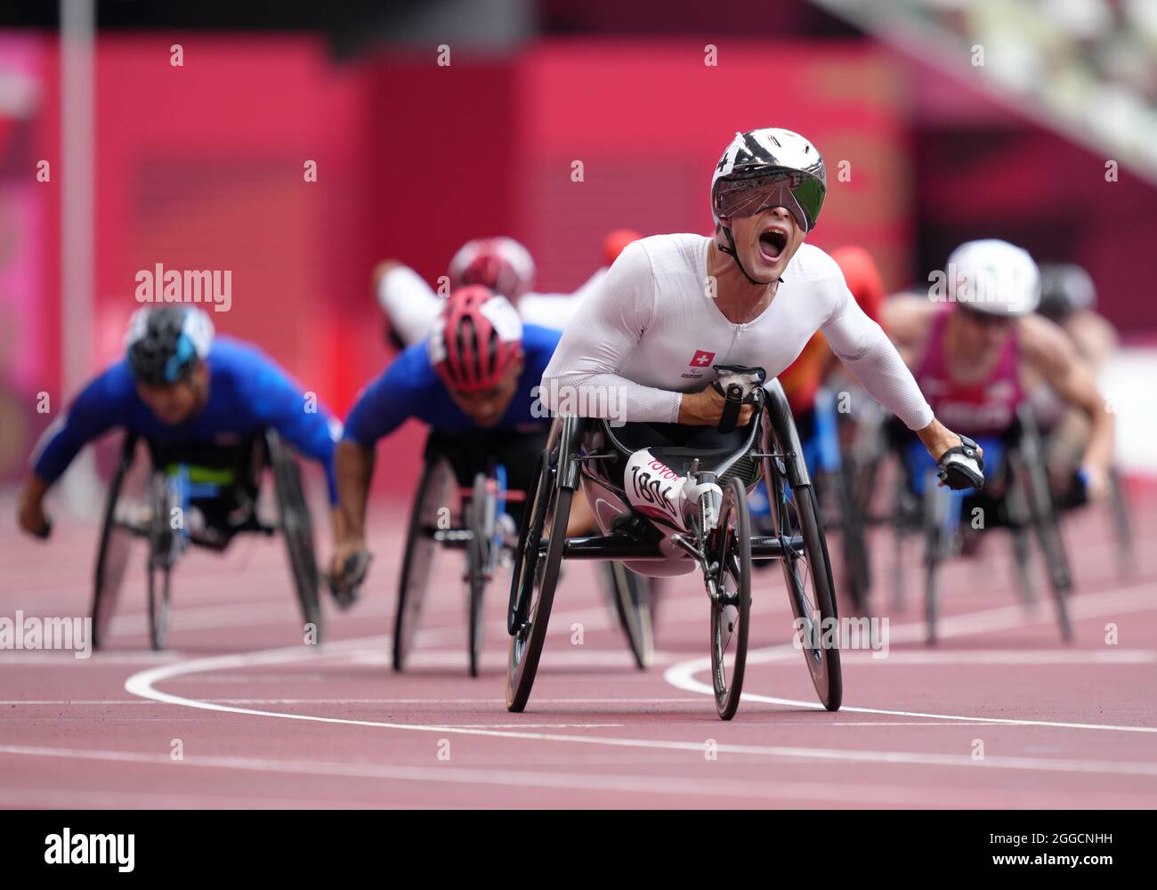 Der Schweizer Marcel Hug reagiert darauf, nachdem er am siebten Tag der Paralympischen Spiele in Tokio 2020 das 1500-m-T54-Finale der Männer im Olympiastadion gewonnen hat. Bilddatum: Dienstag, 31. August 2021. Stockfoto