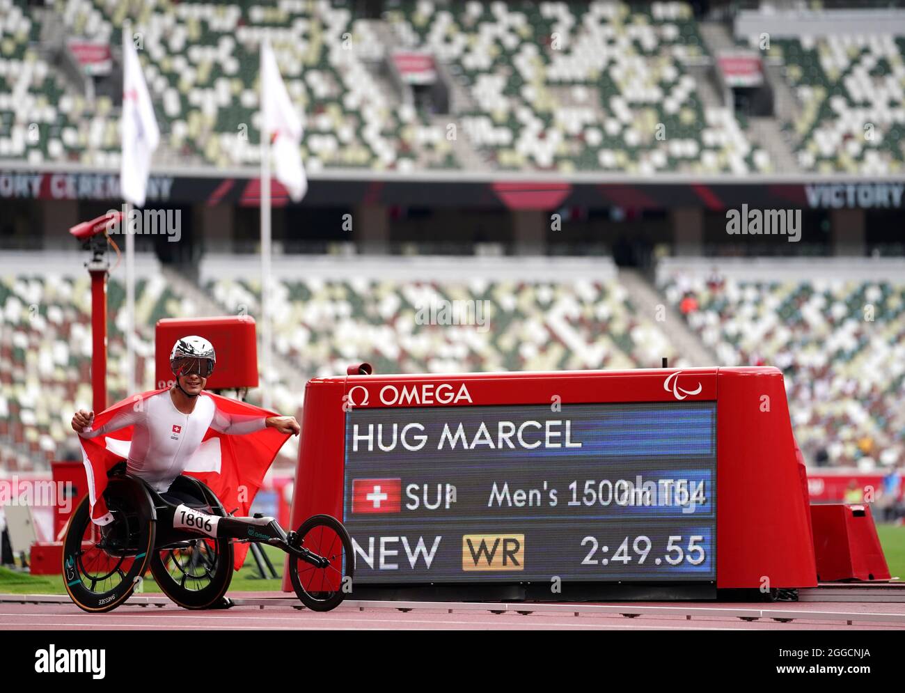 Der Schweizer Marcel Hug reagiert, nachdem er am siebten Tag der Paralympischen Spiele in Tokio 2020 im Olympiastadion beim 1500-m-T54-Finale der Männer einen Weltrekord aufgestellt hatte. Bilddatum: Dienstag, 31. August 2021. Stockfoto