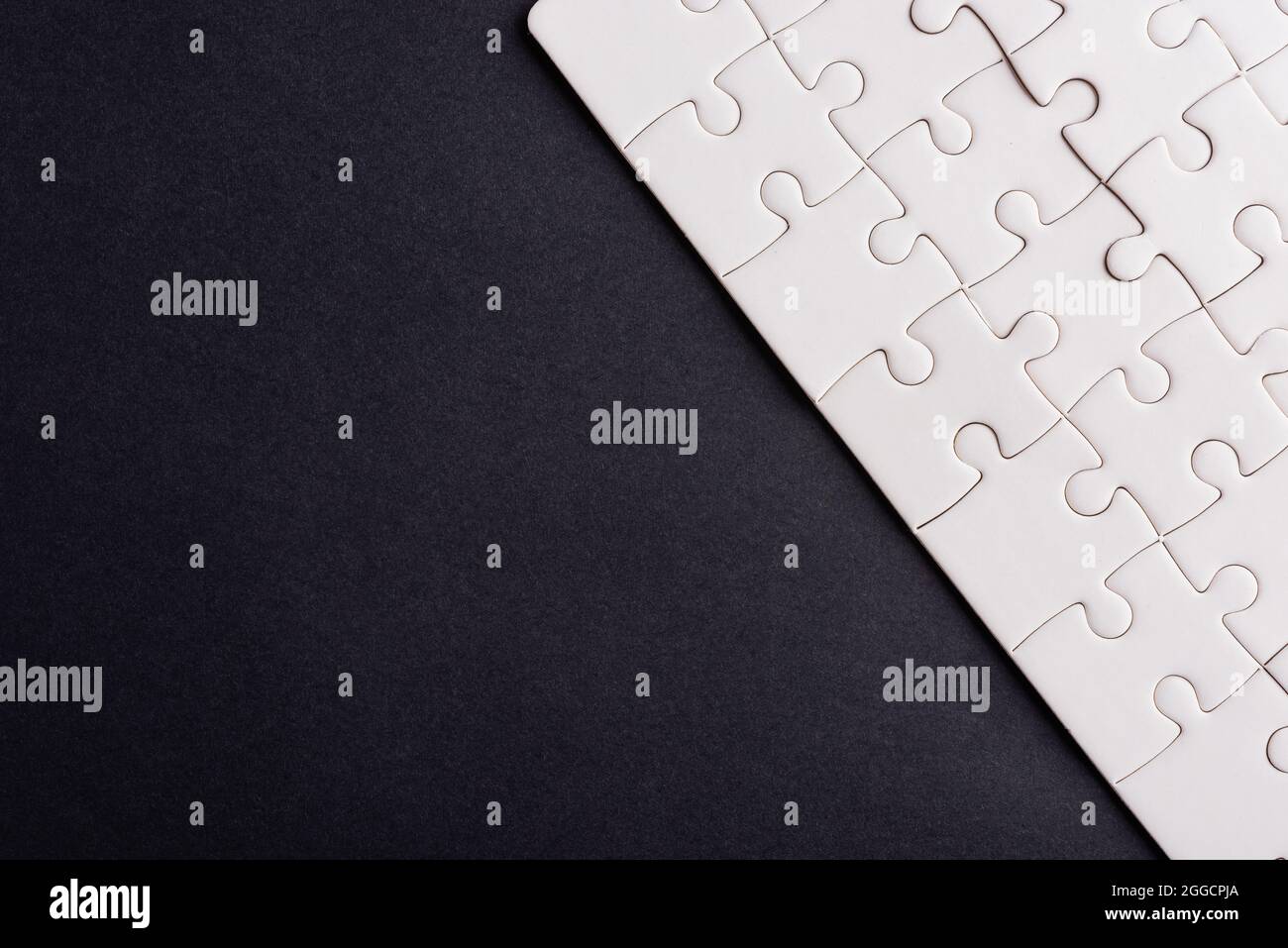Draufsicht flach Lay of paper plain weiß Puzzle-Spiel Textur auf schwarzem Hintergrund, Quiz Berechnung Konzept Stockfoto
