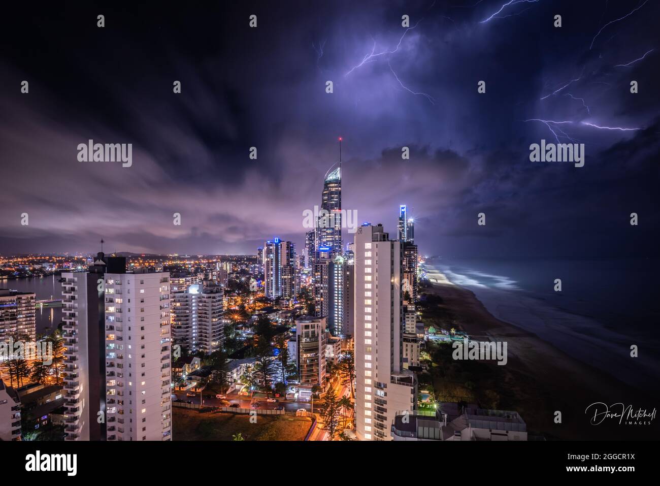 Stürmischer Himmel über Surfers Paradise Stockfoto