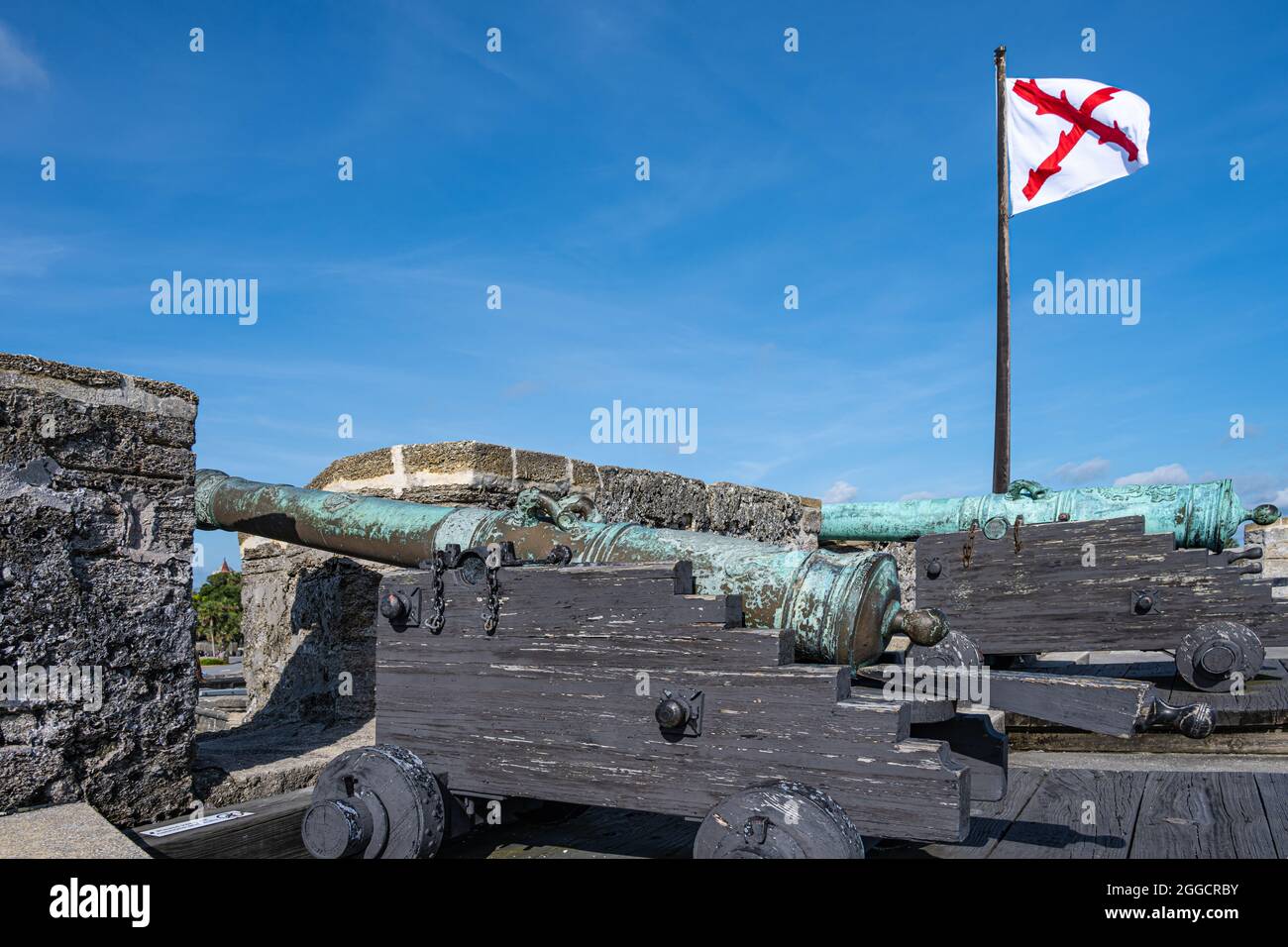 Kanonen und Flaggen auf dem Castillo de San Marcos, der ältesten gemauerten Festung im amerikanischen Festland, in St. Augustine, Florida. (USA) Stockfoto
