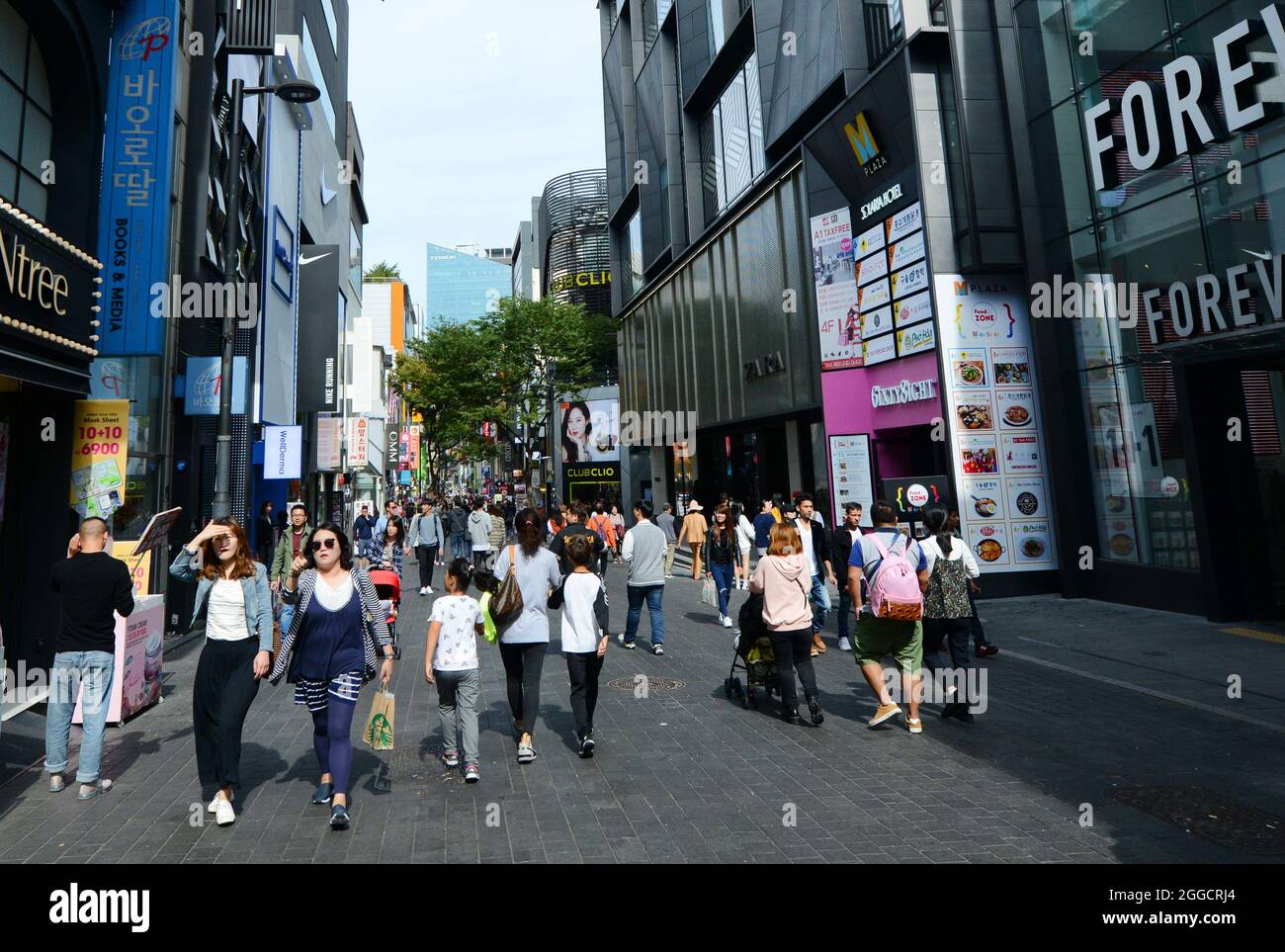 Das pulsierende Einkaufsviertel Myeongdong in Seoul, Südkorea. Stockfoto