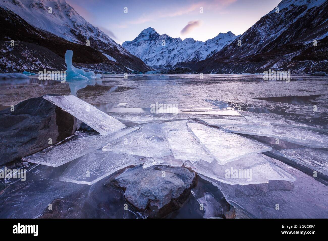 Eisschilde am Ufer des Hooker Lake, des Hooker Valley und des Aoraki Mount Cook National Park Stockfoto