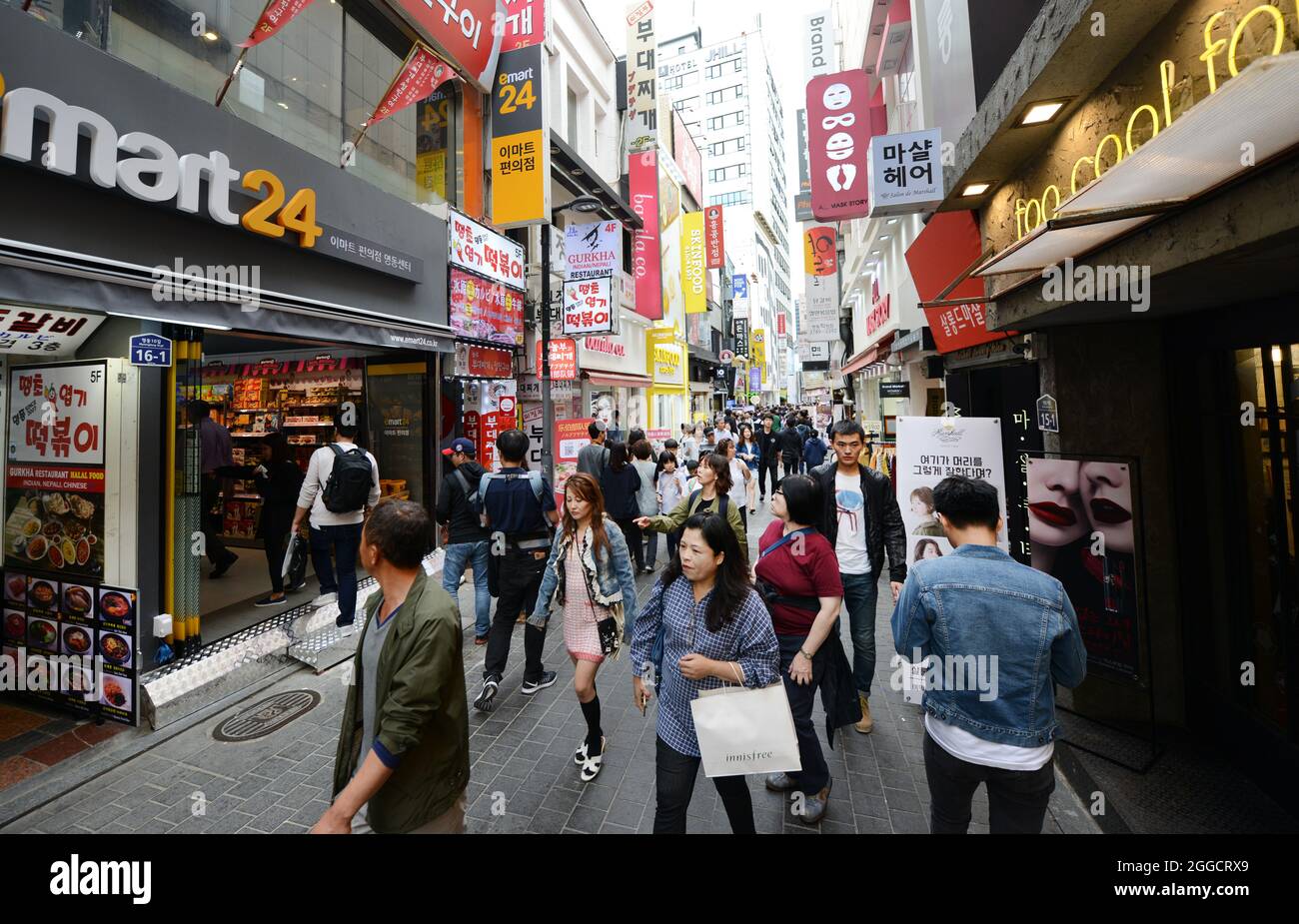 Das pulsierende Einkaufsviertel Myeongdong in Seoul, Südkorea. Stockfoto