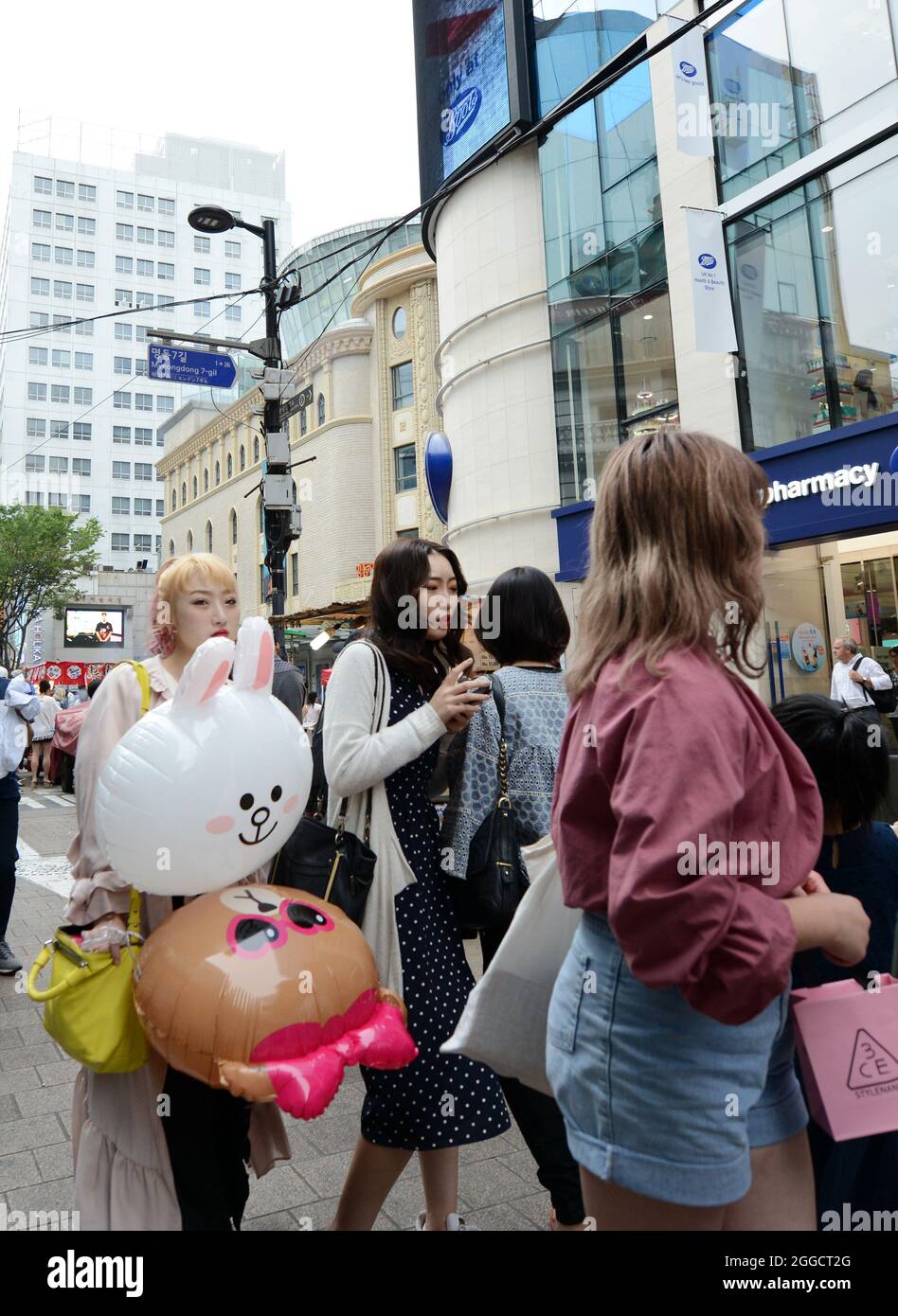 Das pulsierende Einkaufsviertel Myeongdong in Seoul, Südkorea. Stockfoto