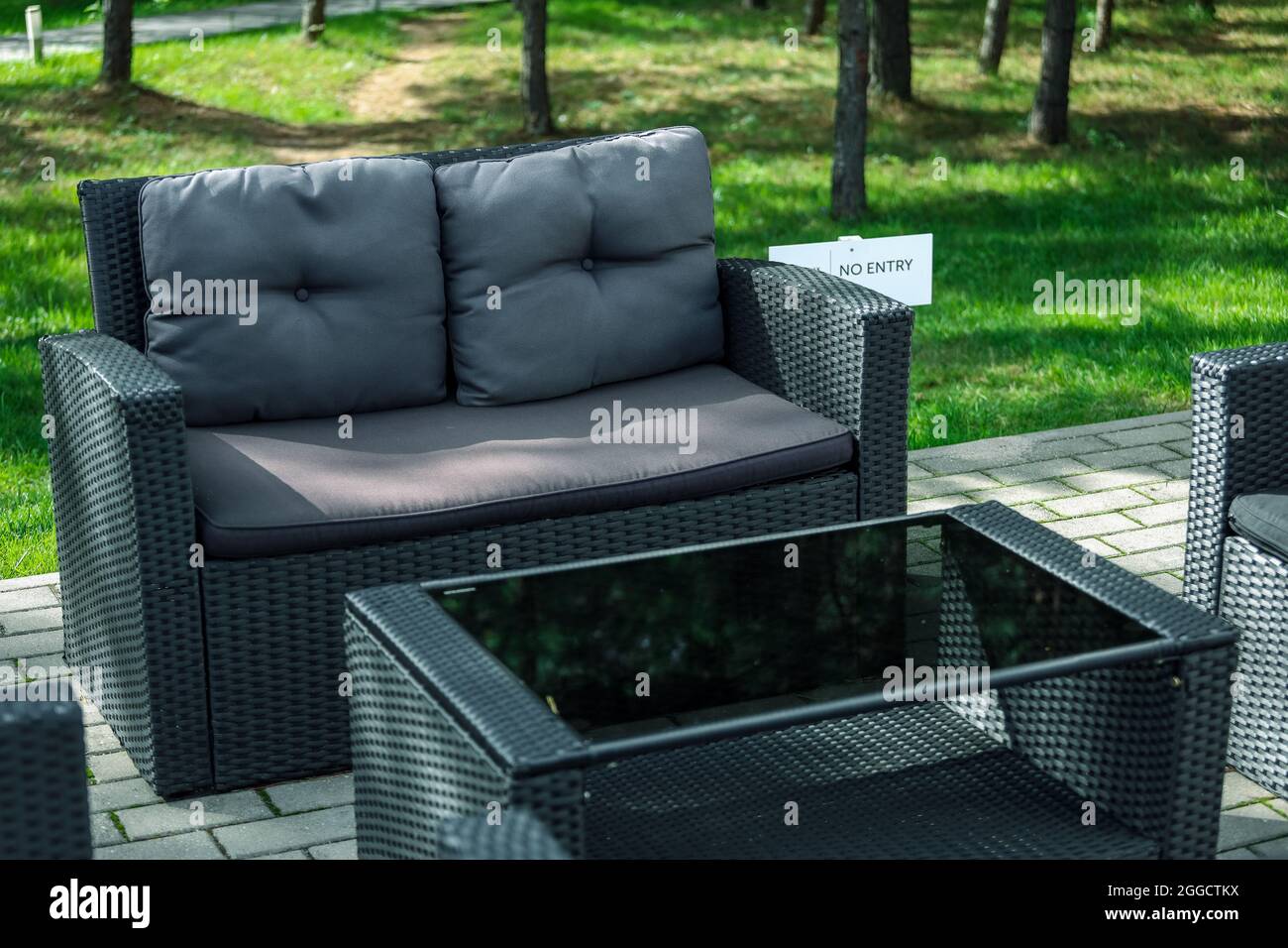 Sitzecke, Sofa, Couchtisch, rote Vase mit einer Blume. Hochwertige Fotos Stockfoto