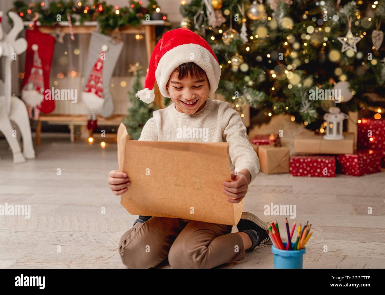 Kleiner Junge mit Brief an den weihnachtsmann Stockfoto