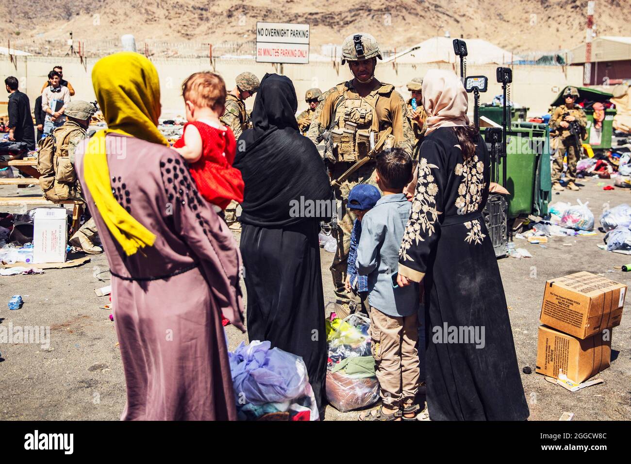 Die US-Marine mit der 24. Marine Expeditionary Unit (MEU) führt während einer Evakuierung am Hamid Karzai International Airport, Kabul, Afghanistan, am 28. August Evakuierungskontrollen durch. US-Dienstmitglieder unterstützen das Außenministerium bei einer nicht-kämpferischen Evakuierungsoperation (NEO) in Afghanistan. Foto von Victor Mancilla/US Marine Corps via CNP/ABACAPRESS.COM Stockfoto