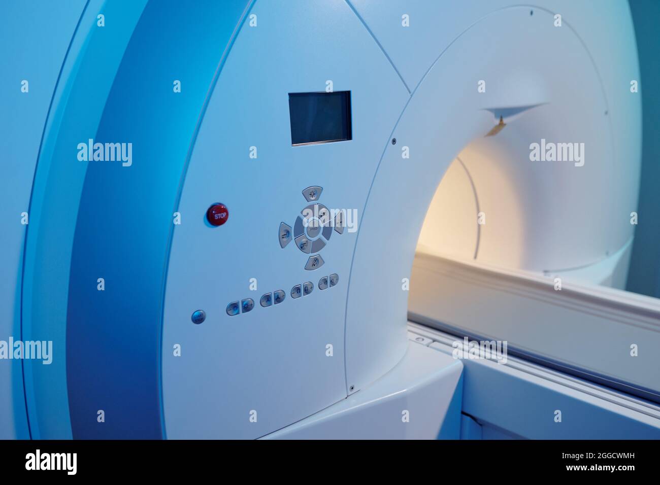 Teil einer großen Computertomographie-Maschine mit kleinem Display und Anzahl von Tasten Stockfoto