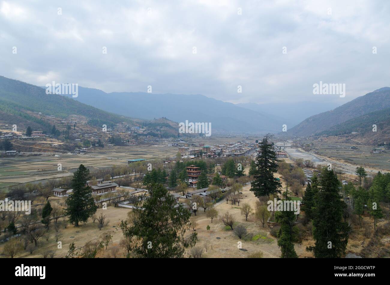 Blick auf das Paro-Tal und die Stadt Paro, Westbhutan - Februar 2017 Stockfoto