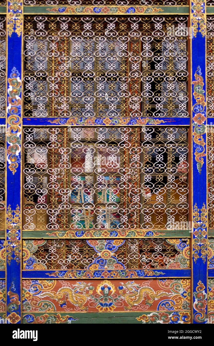 Komplizierter Gitterfenstergrill mit Drachenmotiv im zentralen Innenhof von Kyichu Lhakhang, einem buddhistischen Kloster aus dem siebten Jahrhundert, Paro, Bhutan Stockfoto