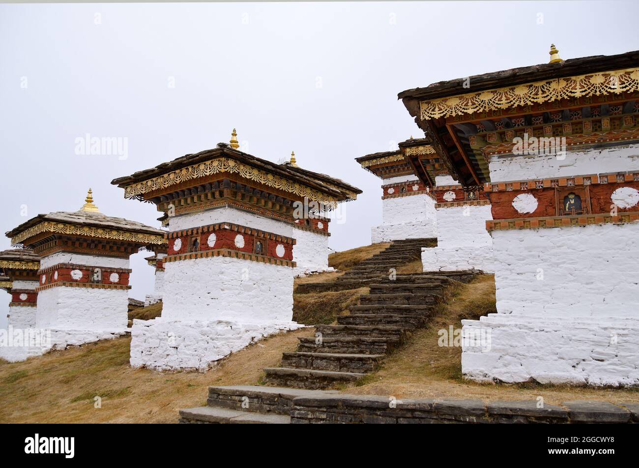 Blick auf die Chorten (Stupas) am Dochu La (Pass), entlang der Ost-West-Straße von Thimpu nach Punakha, Bhutan Stockfoto