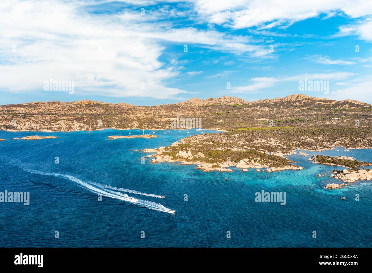 Blick von oben, atemberaubende Luftaufnahme des Archipels von La Maddalena mit seinen türkisfarbenen, kristallklaren Wasserbuchten. Caprera Island in der Ferne. Stockfoto