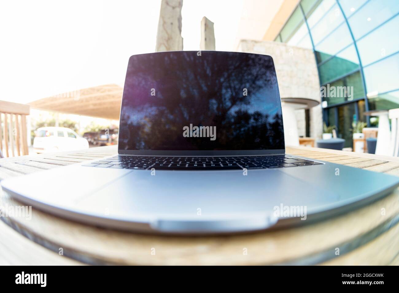 (Selektiver Fokus) Öffnen Sie den Laptop mit leerem Bildschirm auf einem Holztisch. Konzept der Heimarbeit während der Covid-19-Pandemie. Stockfoto