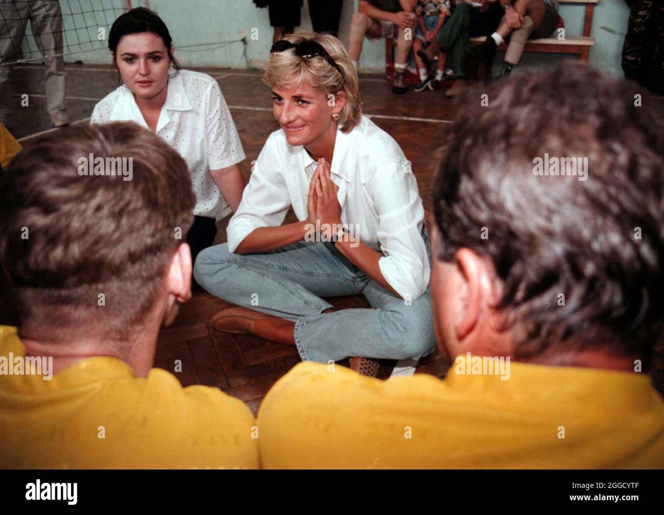 Datei-Foto vom 10/08/1997 von Diana, Prinzessin von Wales im Gespräch mit dem Volleyballteam, bestehend aus Opfern von Landminen, in Zenica, Bosnien. Vierundzwanzig Jahre sind vergangen, seit Diana, Prinzessin von Wales, bei einem Autounfall in Paris starb. Die Prinzessin - der Herzog von Cambridge und die verstorbene Mutter des Herzogs von Sussex - war erst 36 Jahre alt, als sie am 31 1997. August getötet wurde. Ausgabedatum: Dienstag, 31. August 2021. Stockfoto