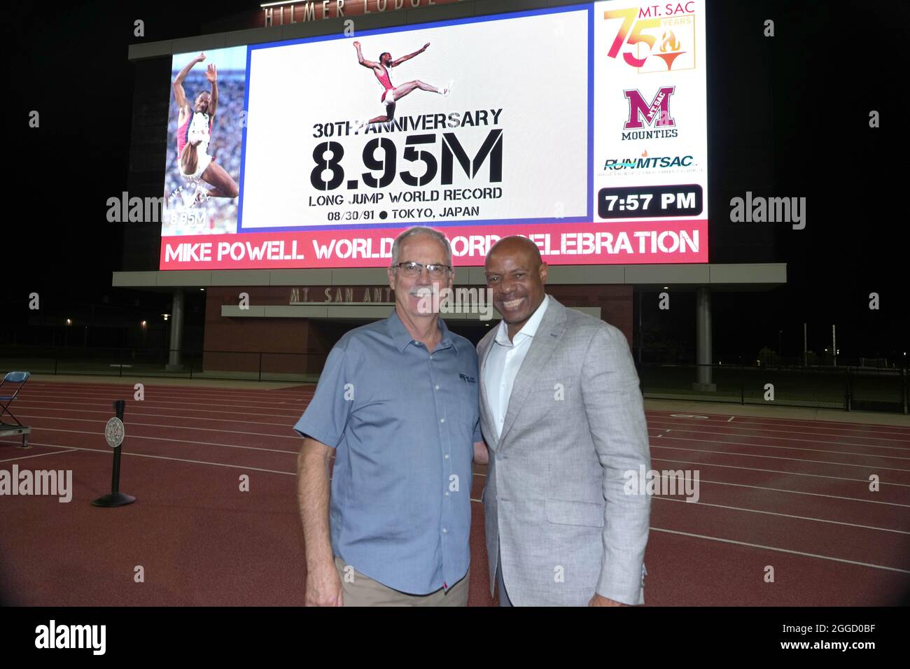 Mike Powell (USA), rechts, posiert mit Mt. Doug Todd, Direktor des San Antonio College für Leichtathletik-Sonderveranstaltungen, bei einer Zeremonie zum Gedenken an den 30 Stockfoto