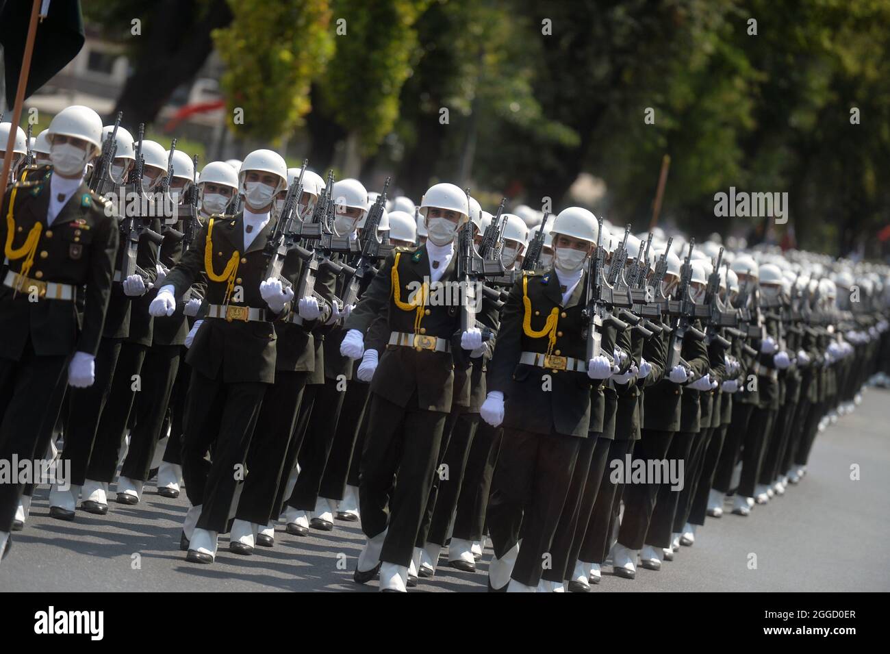 Ankara. August 2021. Türkische Soldaten marschieren am 30. August 2021 während einer Parade zum 99. Jahrestag des türkischen Siegestages in Ankara in der Türkei. Die Türkei feierte am Montag den 99. Jahrestag des Siegestages, dem Tag, an dem die Türken die griechischen Streitkräfte in der Schlacht von Dumlupinar, der letzten Schlacht des türkischen Unabhängigkeitskrieges im Jahr 1922, besiegten. Quelle: Mustafa Kaya/Xinhua/Alamy Live News Stockfoto