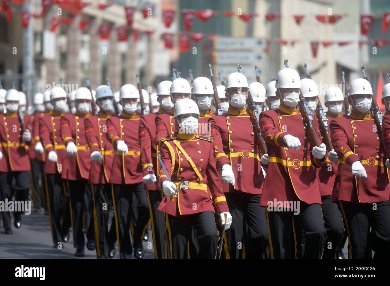 Ankara. August 2021. Türkische Soldaten marschieren am 30. August 2021 während einer Parade zum 99. Jahrestag des türkischen Siegestages in Ankara in der Türkei. Die Türkei feierte am Montag den 99. Jahrestag des Siegestages, dem Tag, an dem die Türken die griechischen Streitkräfte in der Schlacht von Dumlupinar, der letzten Schlacht des türkischen Unabhängigkeitskrieges im Jahr 1922, besiegten. Quelle: Mustafa Kaya/Xinhua/Alamy Live News Stockfoto