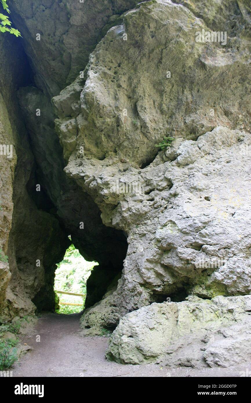 wandern in der Fränkischen Schweiz Felsentor im Ahorntal Stockfoto