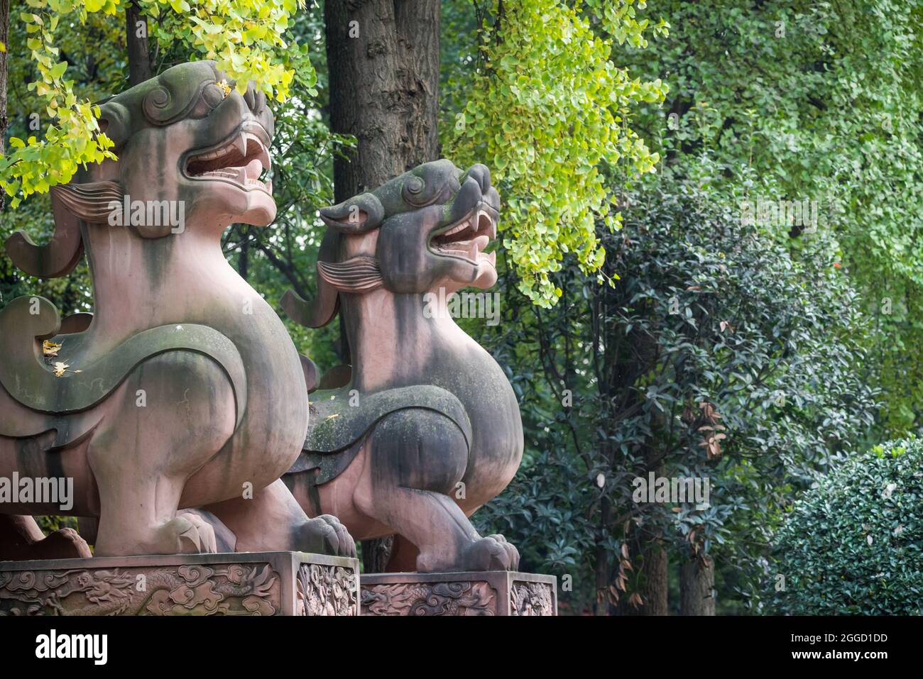 Zwei Drachensohn-Statuen in einem taoistischen QingYangGong-Tempel in Chengdu, Provinz Sichuan, China Stockfoto