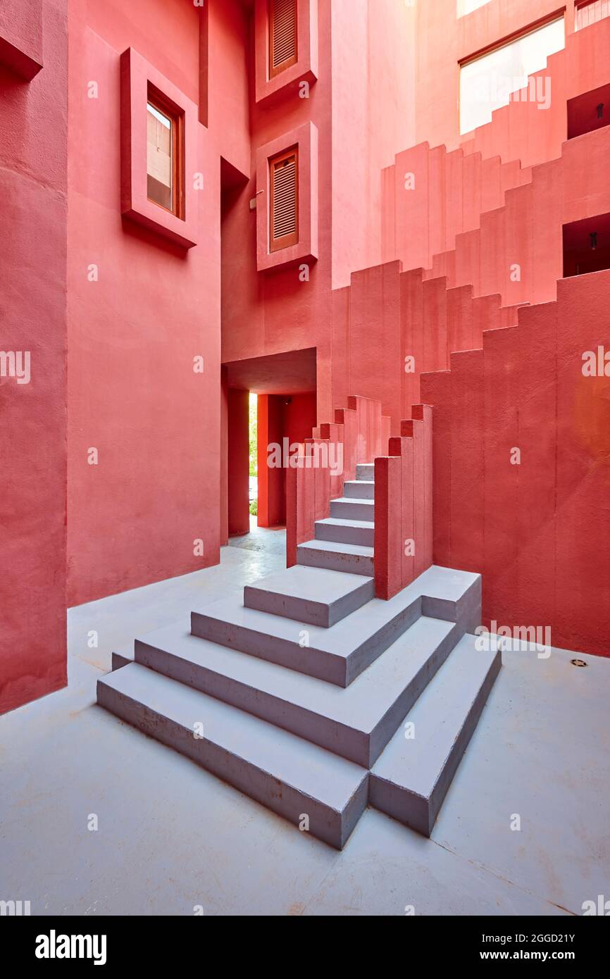 Geometrisches rotes Gebäudedesign. Die rote Mauer, La manzanera. Calpe, Spanien Stockfoto