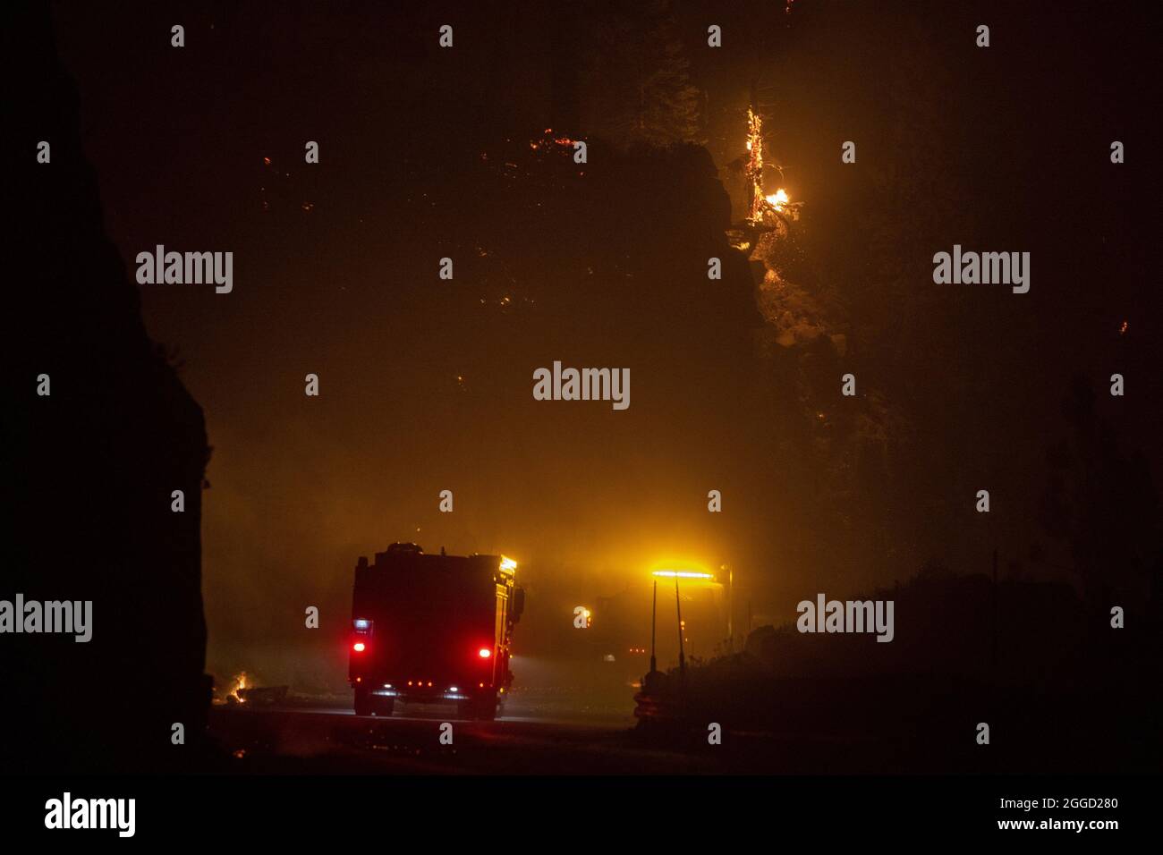 Am Montag, den 30. August 2021, fahren Einsatzfahrzeuge den Highway 50 entlang, vorbei an umgestürzten Bäumen während des Caldor-Feuers in der Nähe des Lower Echo Lake, Kalifornien. Die Stadt South Lake Tahoe, Kalifornien, steht unter Evakuierungsbefehlen. Foto von Peter DaSilva/UPI Stockfoto