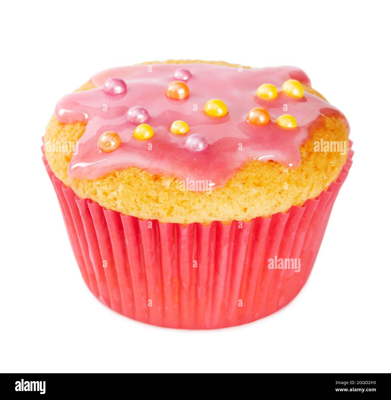 Vanillemuffin mit rosa Vereisung und farbigen Streuseln isoliert auf weißem Hintergrund. Stockfoto