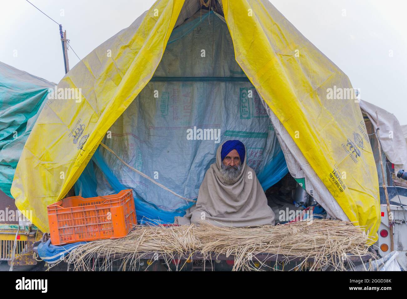 Dezember2020, Ein Porträt eines alten Mannes während eines Protestes an der Grenze zu Singhu. Sie protestieren gegen das neue Agrargesetz der indischen Regierung. Stockfoto