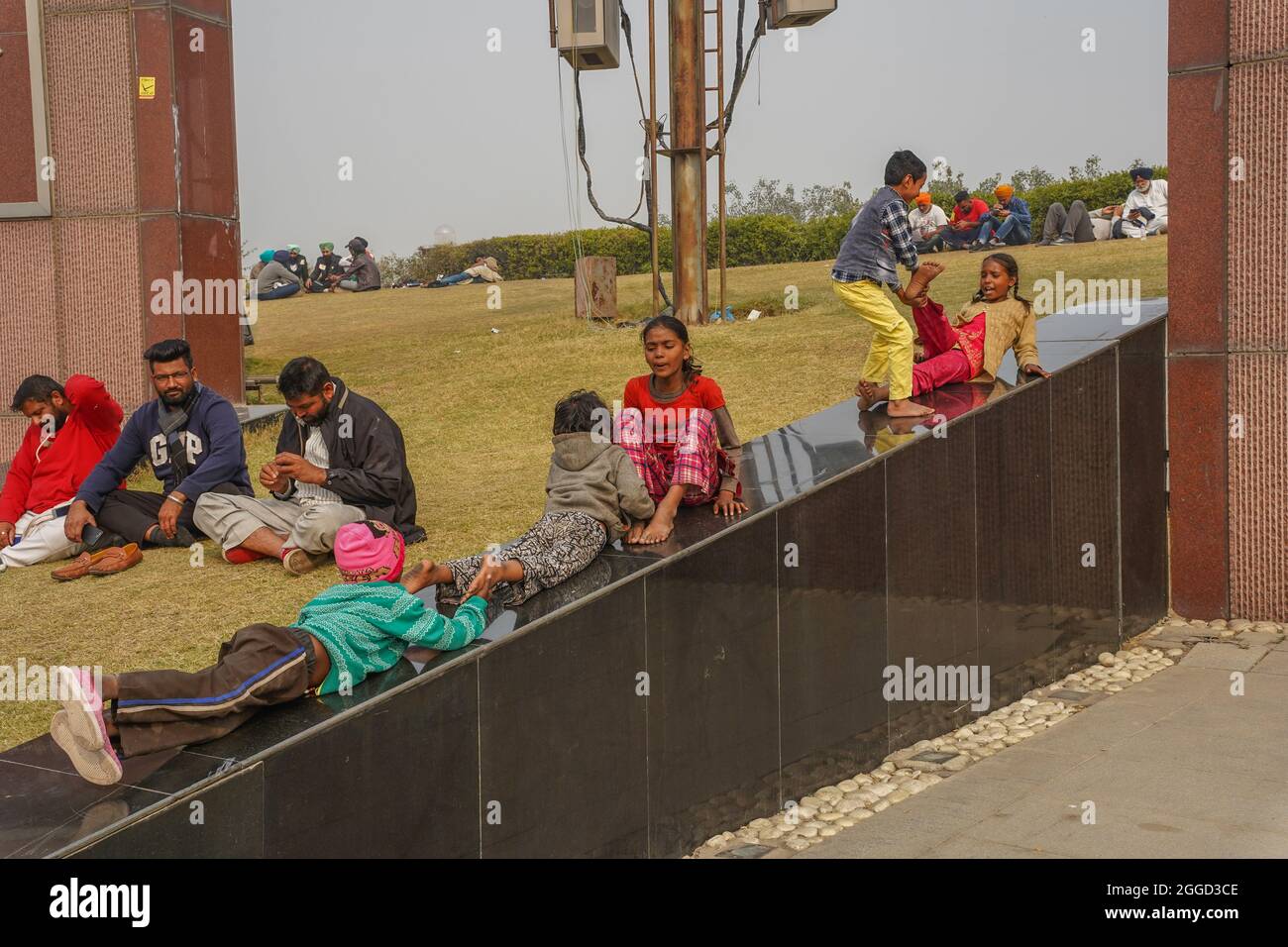 2020. Dezember, Kinder spielten am Guru Tegh Bahadur Memorial während des Protestes an der Grenze zu Singhu. Stockfoto