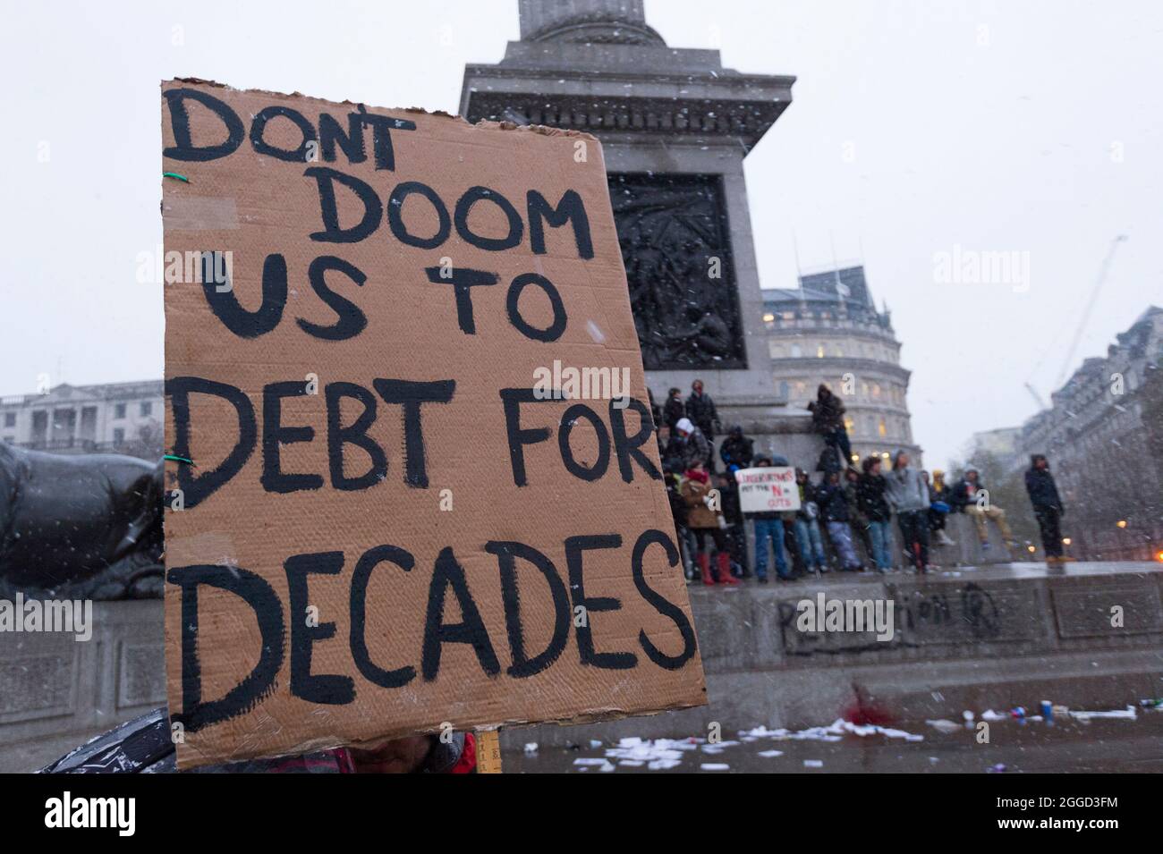 Studenten protestierten gegen die Erhöhung der Studiengebühren an den Universitäten, die von der Polizei auf dem Trafalgar Square eingedämmt wurden, nachdem sie im Londoner West End umhermarschiert waren. Trafalgar Square, London, Großbritannien. 30. November 2010 Stockfoto