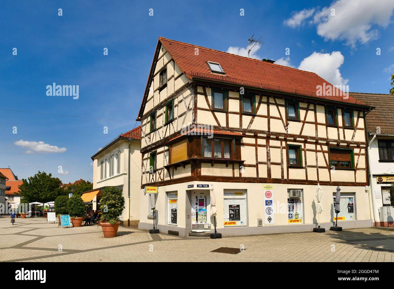Bensheim, Deutschland - August 2021: Alte historische Innenstadt an sonnigen Sommertagen Stockfoto