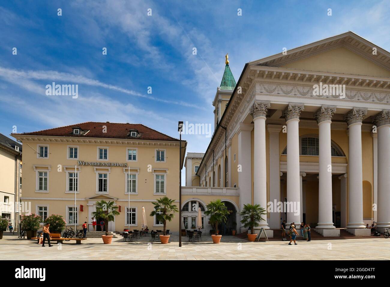 Karlsruhe, Deutschland - August 2021: Evangelische Stadtkirche und Weinbrennerhaus Stockfoto