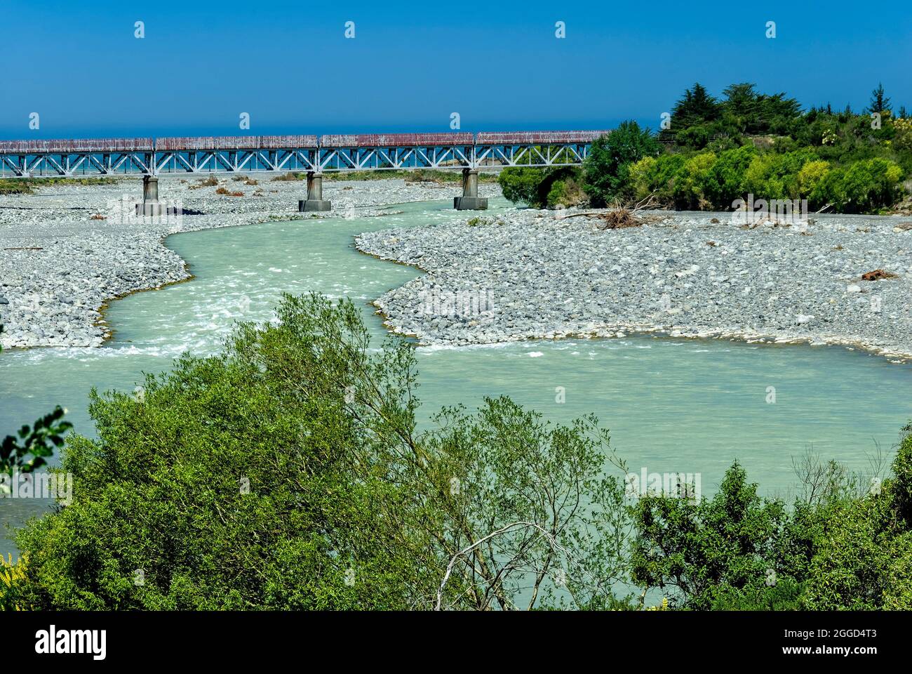 Pazifikküste und Eisenbahnbrücke über den Waitaki River auf Südinsel Neuseeland Stockfoto
