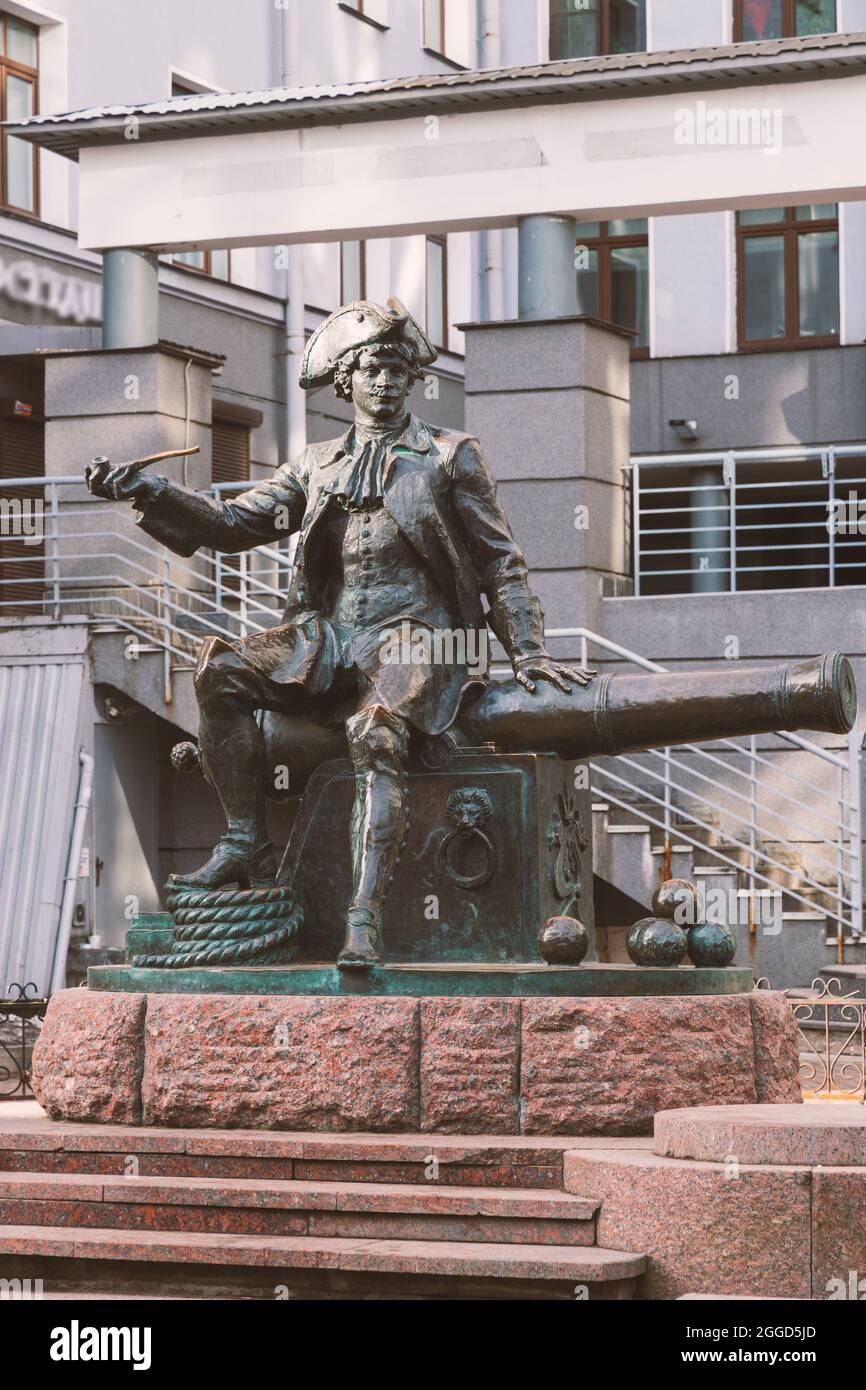 Sankt Petersburg, Russland - 04. April 2021: Denkmal für den bombardier Wassilij Kortschmin, ein Mitarbeiter Peters des Großen auf der Insel Vasiljewski Stockfoto