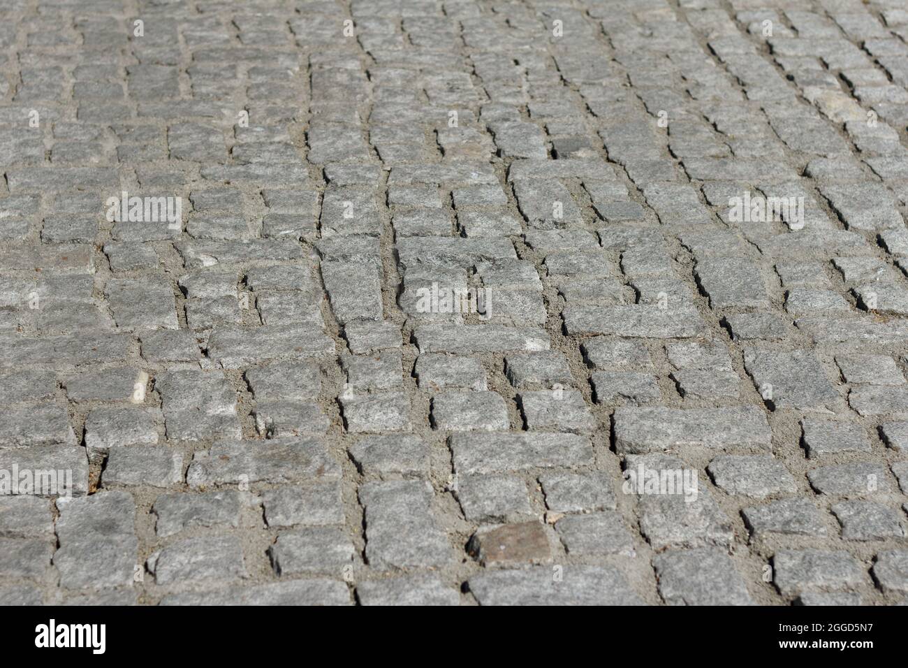 Alte Straße, aus groben Steinblöcken auf dem Bürgersteig gelegt Stockfoto