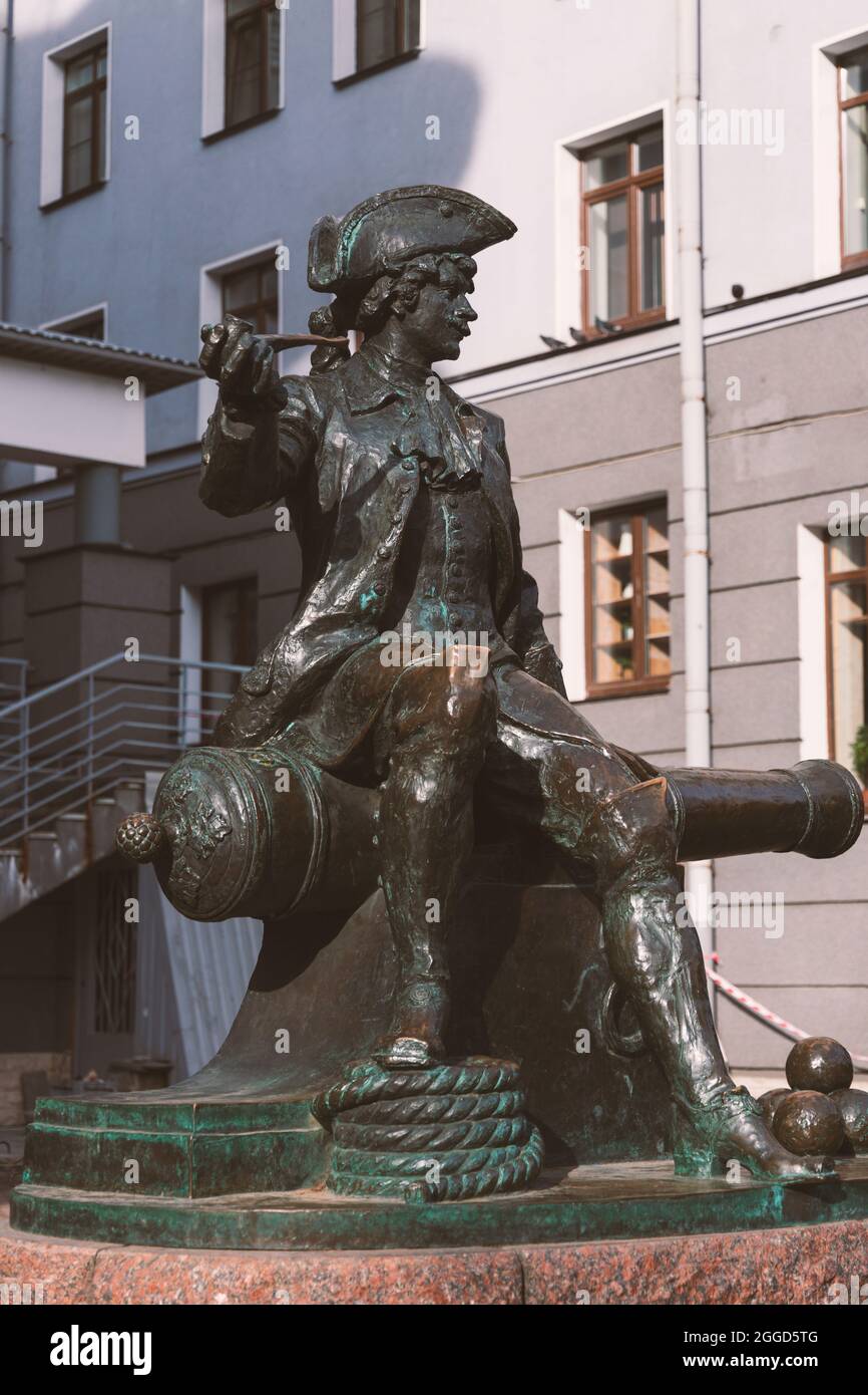 Sankt Petersburg, Russland - 04. April 2021: Denkmal für den Schütze Wassilij Korchmin, der auf einer Kanone im Profil saß, der ein Mitarbeiter des Russen war Stockfoto