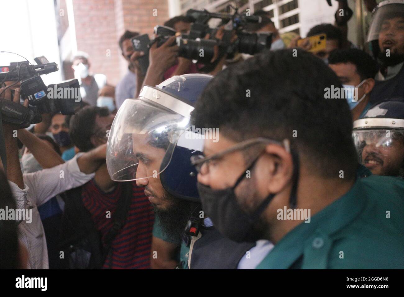 Dhaka, Bangladesch. August 2021. Polizeipersona-Eskorte verurteilte einen Mann, nachdem das Anti-Terror-Gericht von Dhaka den Tod zu sechs Verurteilten verurteilt hatte, die wegen der Tötung der LGBTQ-Aktivisten XULhaz Mannan und Mahbub Rabby Tonoy in Dhaka den Tod verurteilt hatten. (Bild: © MD Mehedi Hasan/ZUMA Press Wire) Stockfoto