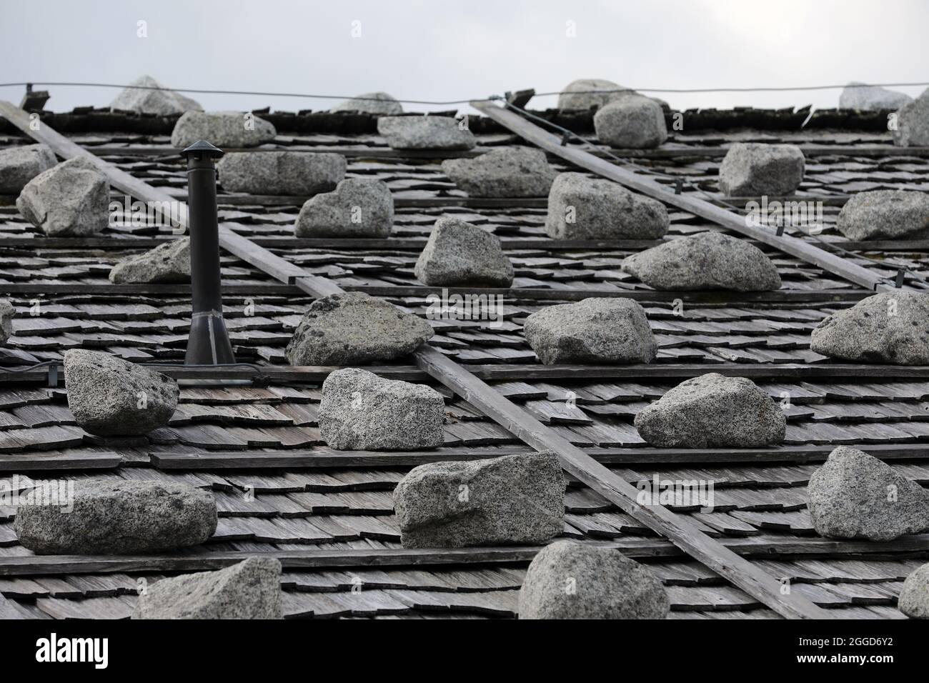 Holzschindeln auf einem Hausdach Stockfoto