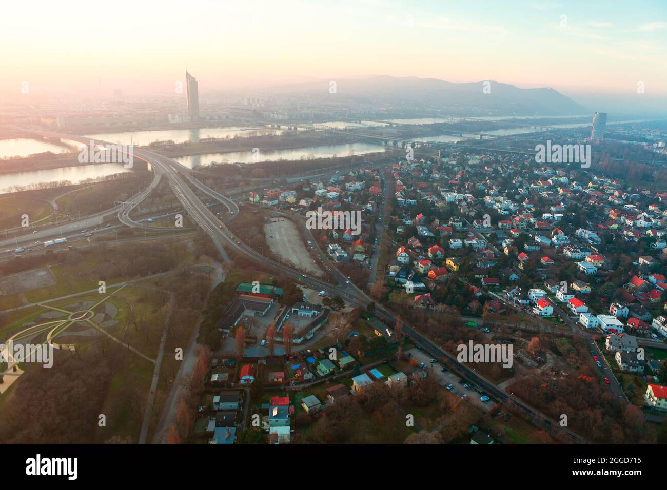 Wien Luftbild am Morgen . Österreich Hauptstadt Blick von oben . Landschaft von Alpen und Donau in der europäischen Stadt Stockfoto