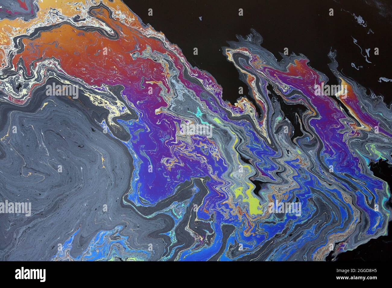 Schöner Ölteppich auf der Wasseroberfläche Stockfoto