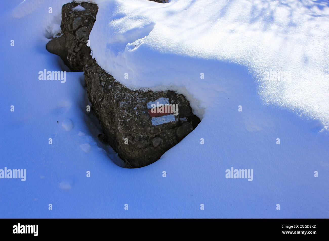 Farbige Streifen auf dem Stein zeigen die Route für den Reisenden an. Stockfoto