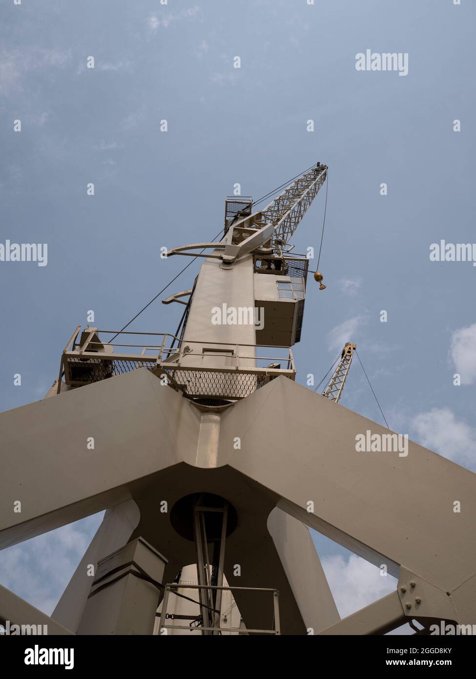 Hafenkran oder Kippkran am Kai von Antwerpen in Belgien an der Schelde Stockfoto