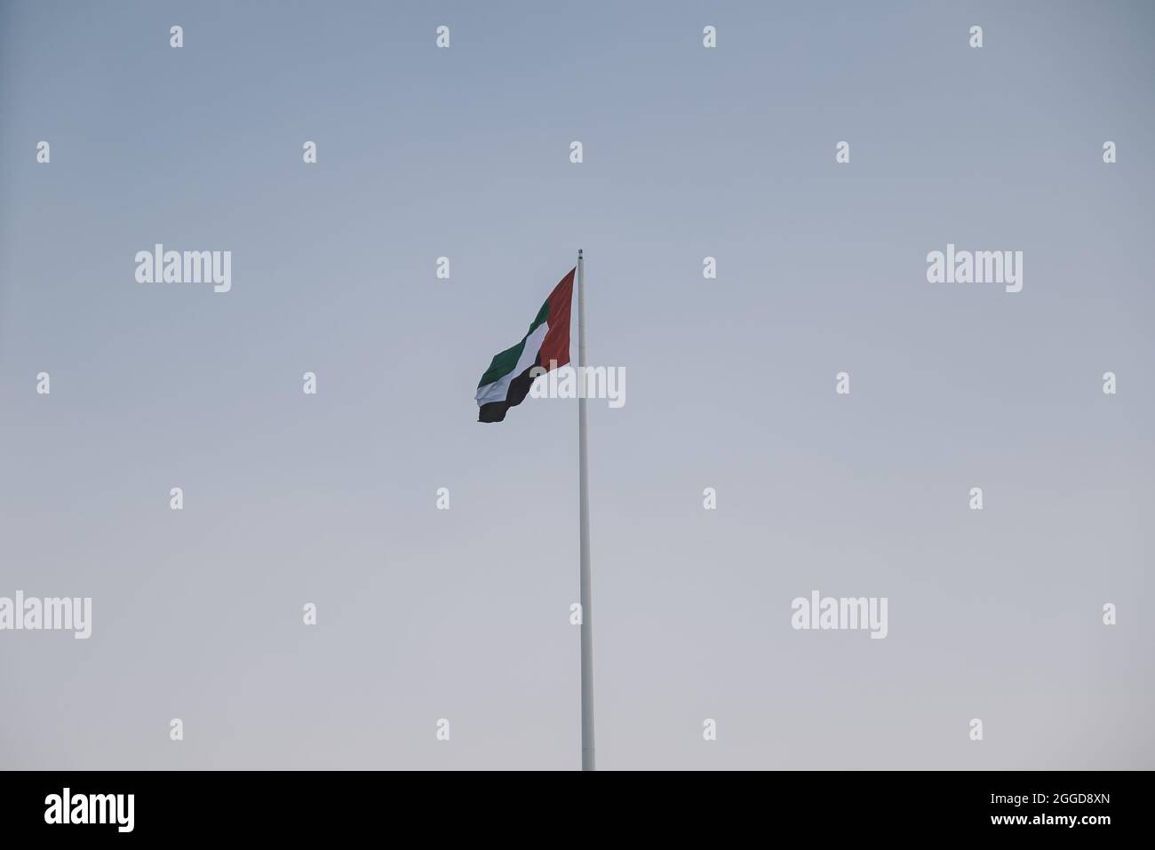 Nationale Flagge der VAE mit Blick auf den blauen Himmel Stockfoto