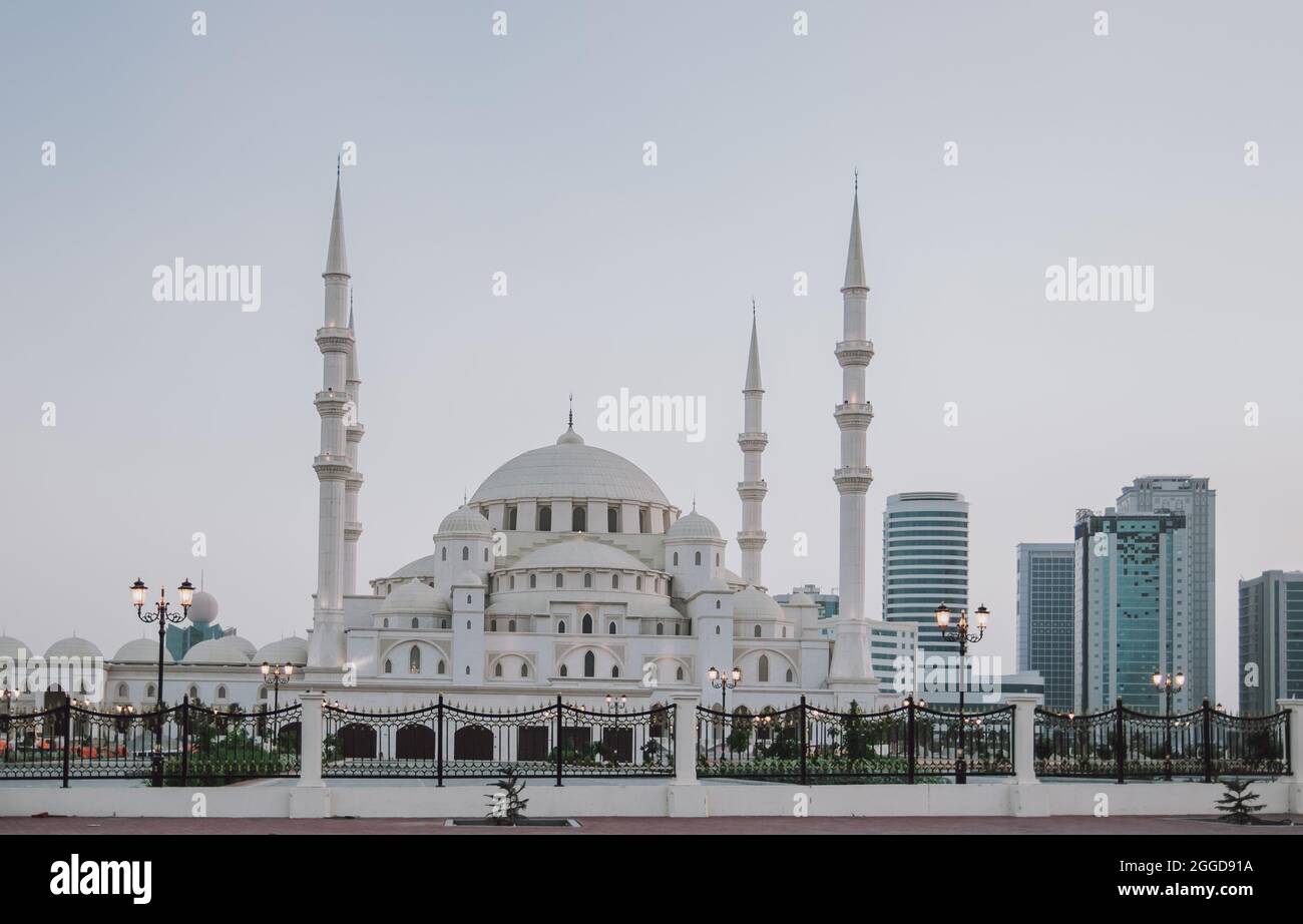 Weiße wunderschöne große Moschee in der Stadt Stockfoto