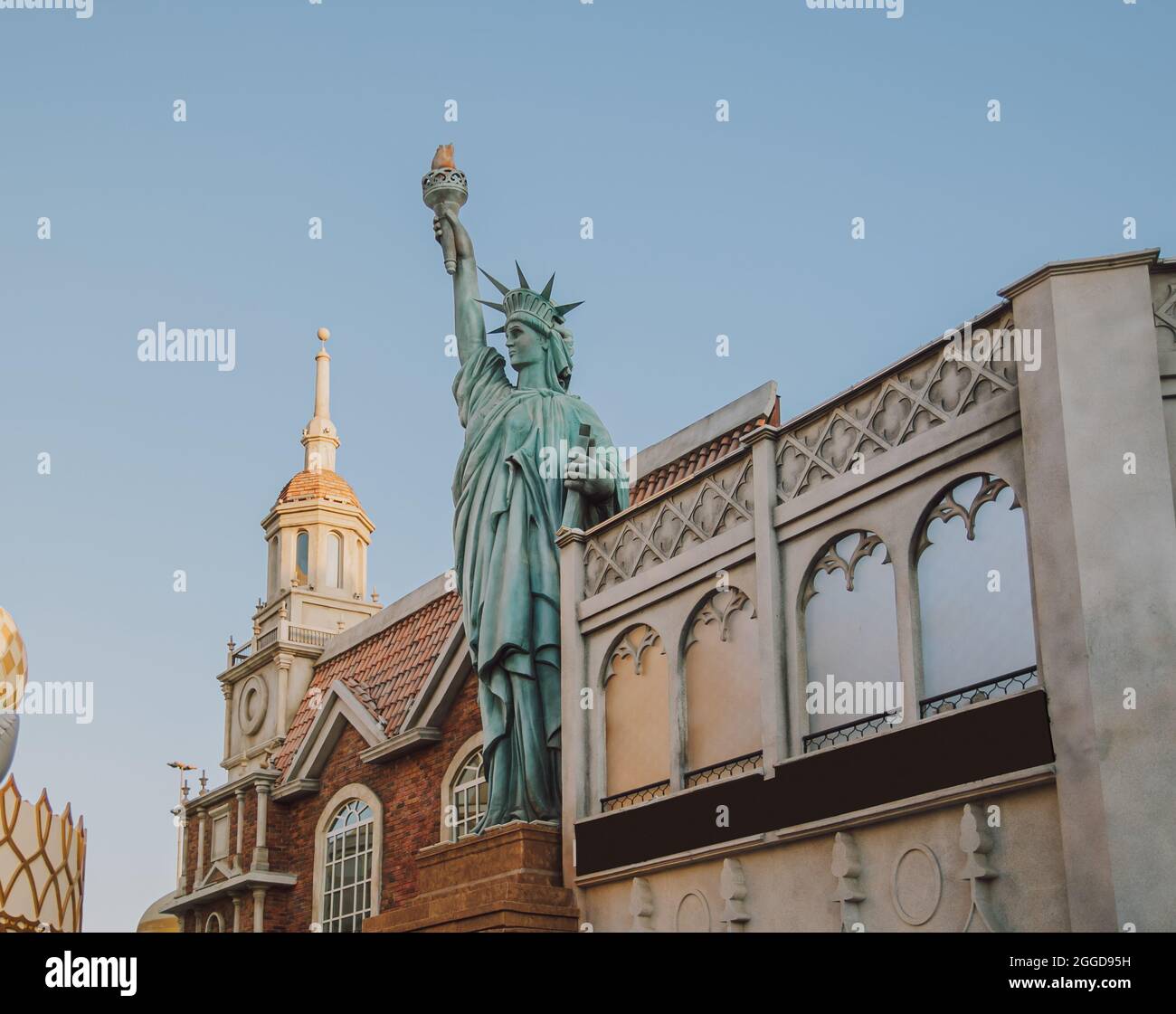 Global Village Park in den Vereinigten Arabischen Emiraten mit wunderschönen Architekturgebäuden Stockfoto