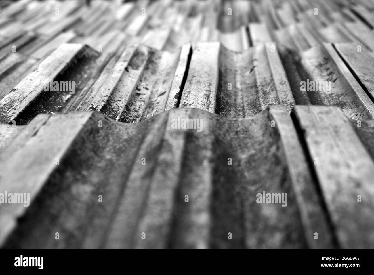 Graustufenaufnahme eines alten Ziegeldachs Stockfoto