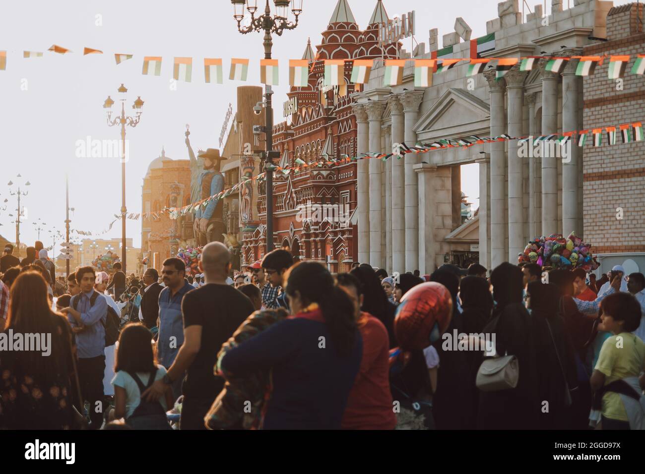 Global Village Park in den Vereinigten Arabischen Emiraten mit Crowd-Messe Stockfoto