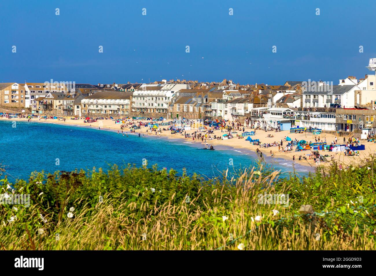 Blick auf Porthmeor Beach an einem sonnigen Tag in St. Ives, Cornwall, Großbritannien Stockfoto
